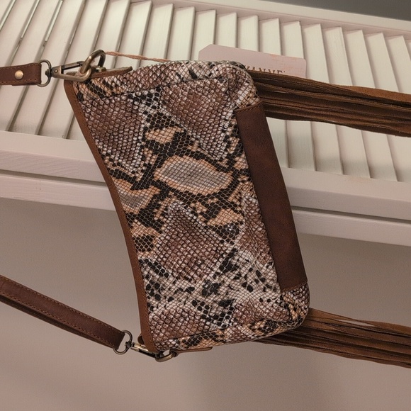 🎁NWT Shyanne Crossbody - Picture 4 of 4